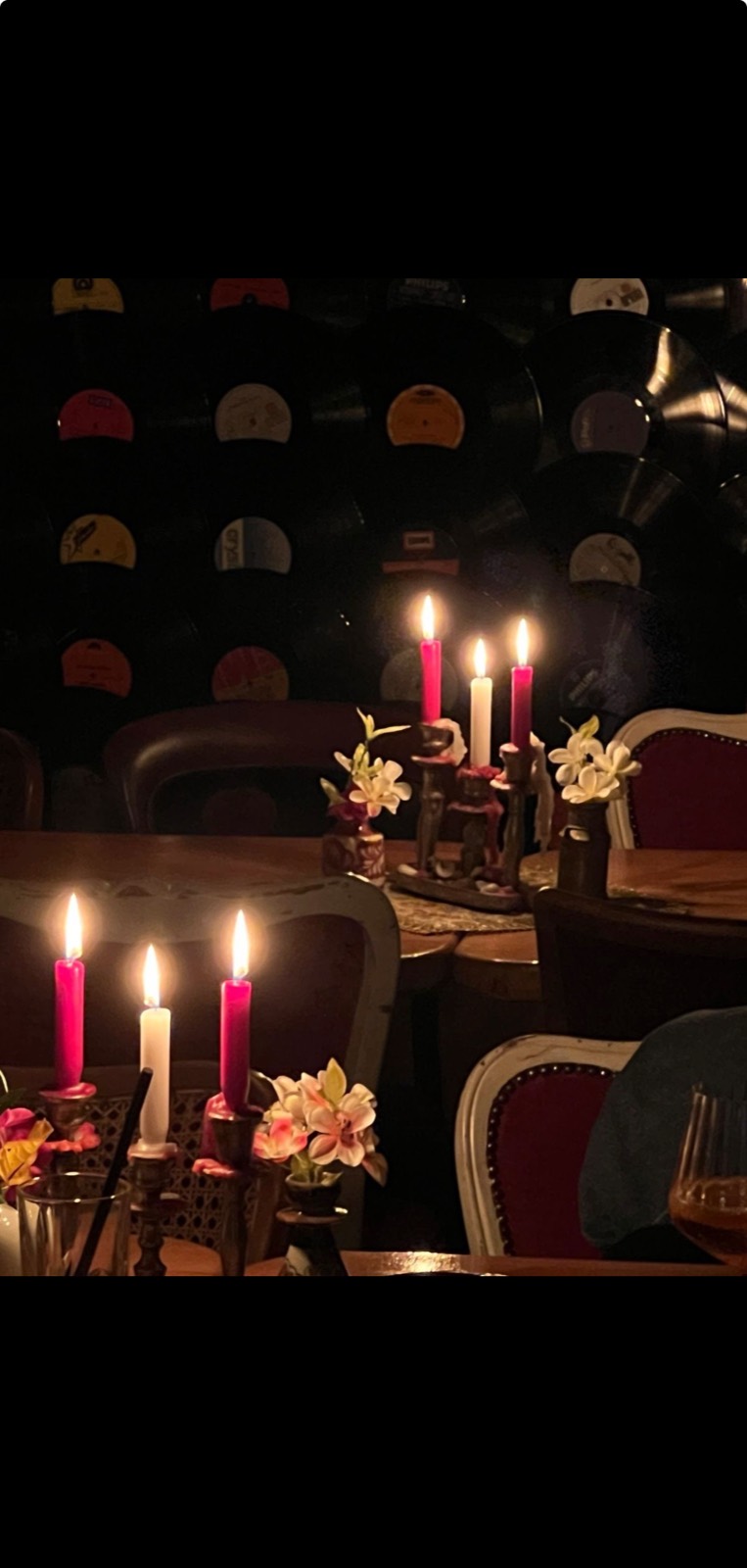 Kerzen und Samtstühle