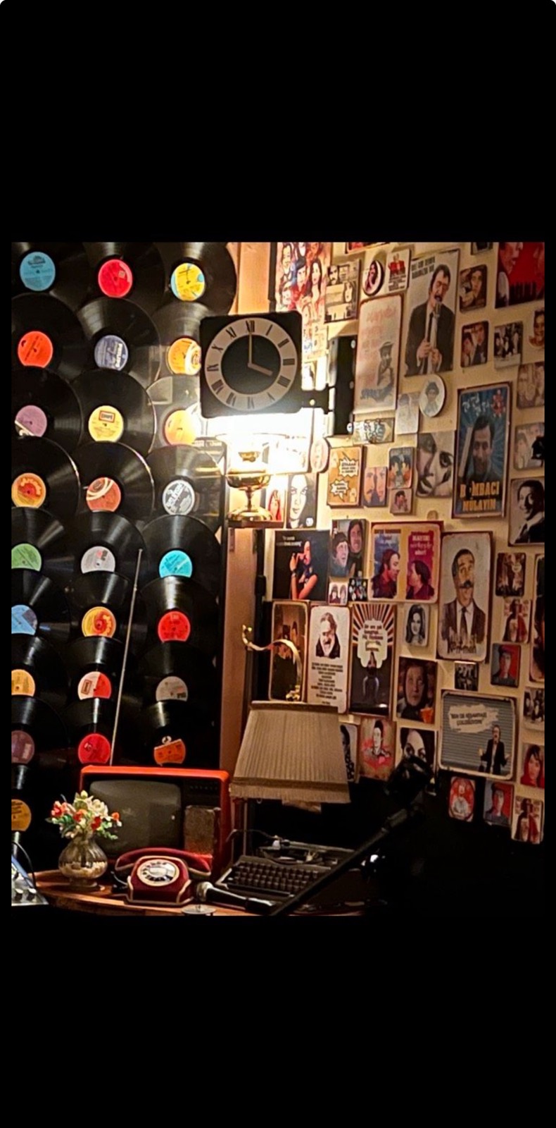Schallplattenwand mit Retro-Telefon