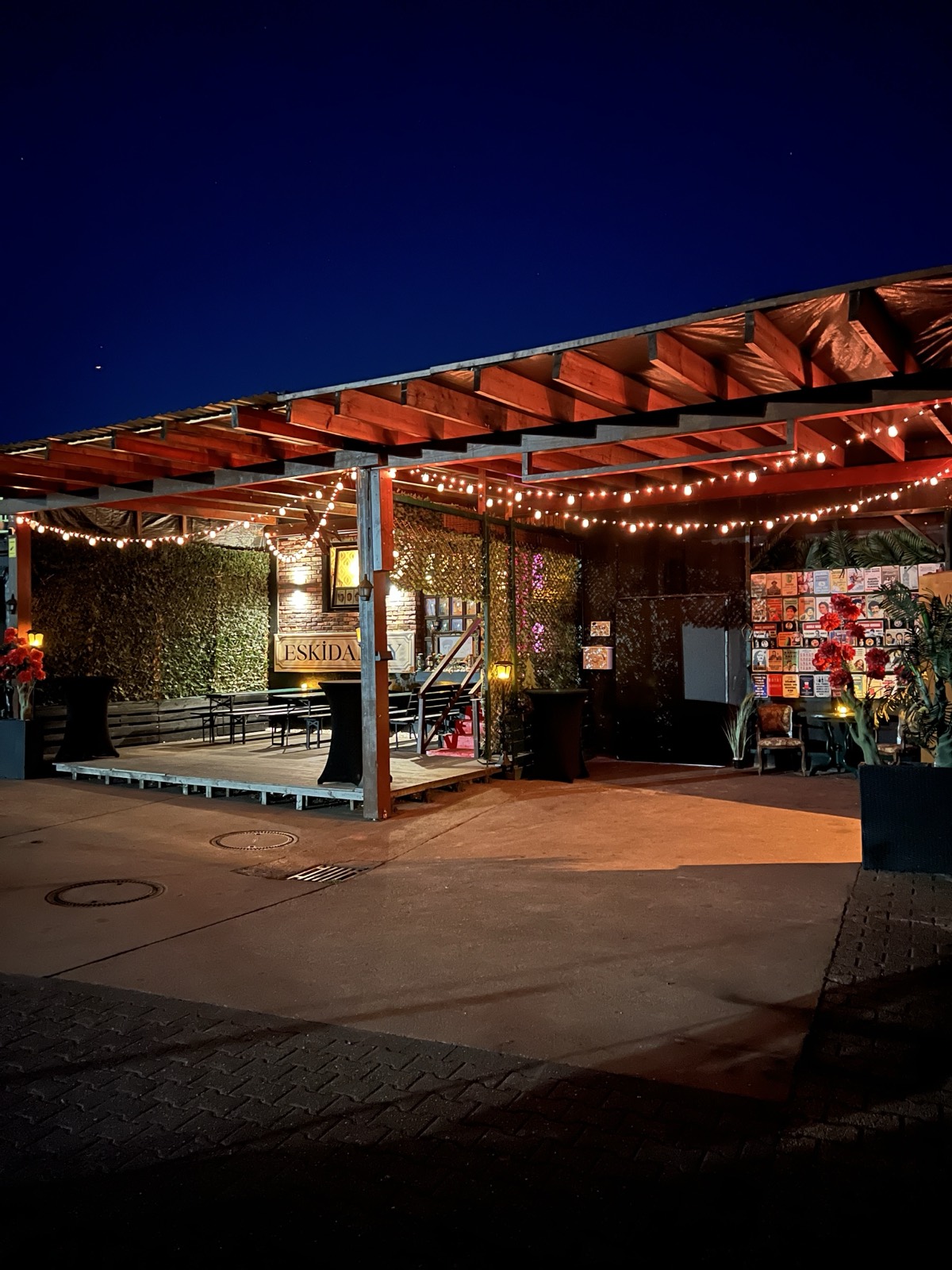 Eskidandy Terrasse bei Nacht